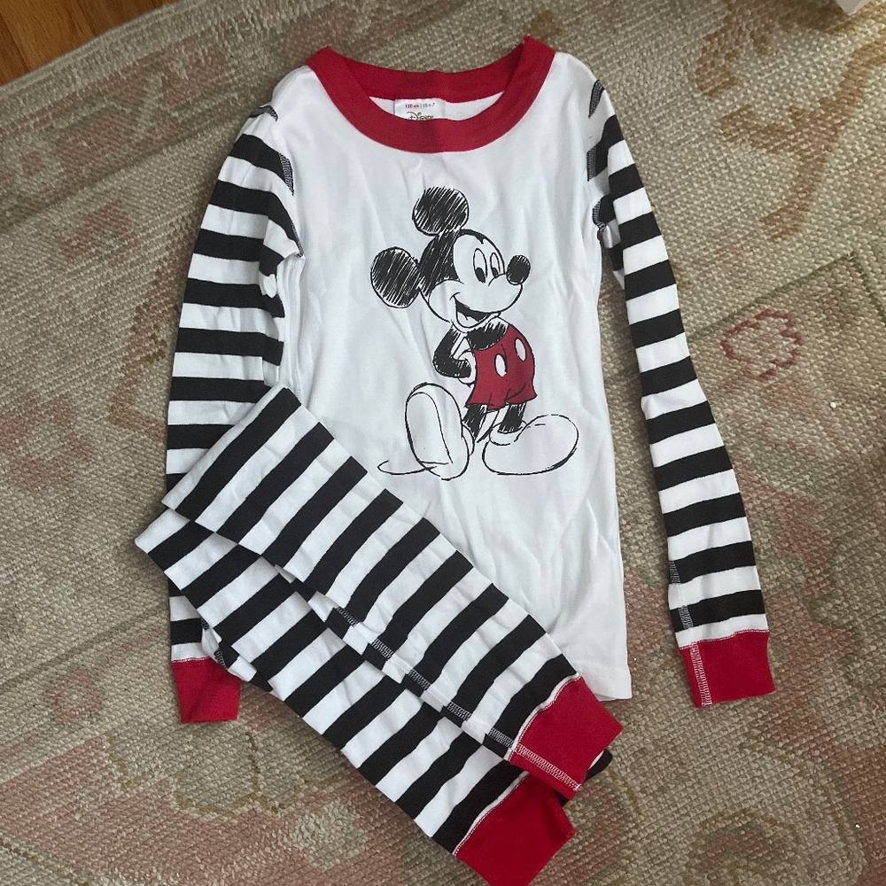 Hanna Andersson Disney pajamas Size 120 (kids size 6-7)